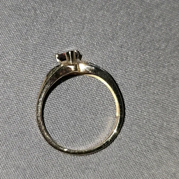YELLOW GOLD GARNET AND DIAMOND RING Size 6 1/2
